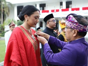 Putri Tanjung Raih Tanda Kehormatan Satyalancana Wira Karya dari Presiden Jokowi