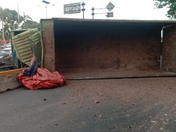 Truk Terguling di Pejompongan Arah Semanggi, Lalin Sempat Tersendat