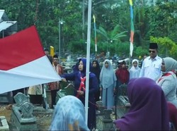 Hii ... Warga Blitar Upacara HUT RI di Kuburan