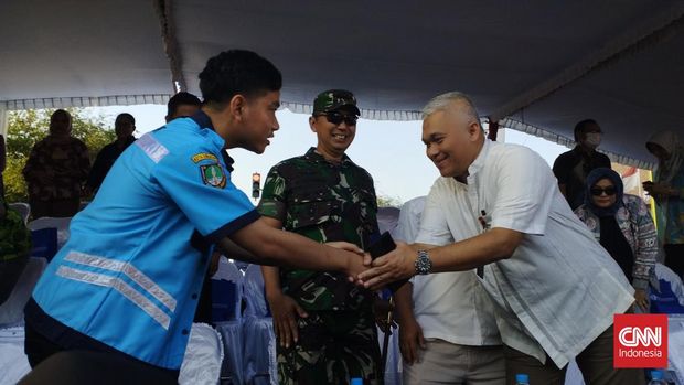 Wali Kota Solo Gibran Rakabuming Raka mengenakan pakaian juru parkir saat mengikuti Pawai Pembangunan dalam rangka peringatan HUT Republik Indonesia ke-78 di Solo, Jumat (18/8).