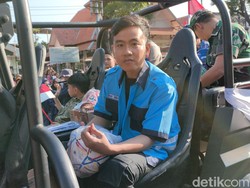 Bikin Ngakak, Gibran Pakai Baju Petugas Parkir saat Pawai di Solo