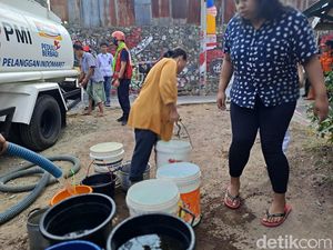 Kekeringan di Kota Sukabumi Meluas, Emak-emak Masak Pakai Air Galon Kekeringan di Kota Sukabumi Meluas, Emak-emak Masak Pakai Air Galon