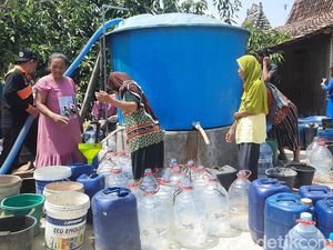 Terdampak Kekeringan, Warga Jaken Pati Bawa Jeriken-Galon Antre Air Bersih