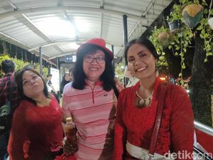 Warga Puji Jokowi Keluar Istana untuk Salaman Usai Upacara Penurunan Bendera Warga Puji Jokowi Keluar Istana untuk Salaman Usai Upacara Penurunan Bendera