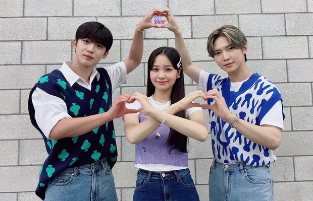 Yohan WEI, Jihan WEEEKLY, Yeosang ATEEZ/ Foto: twitter.com/sbsmtvtheshow Yohan WEI, Jihan WEEEKLY, Yeosang ATEEZ/ Foto: twitter.com/sbsmtvtheshow
