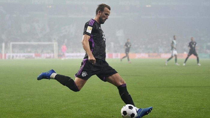 Soccer Football - Bundesliga - Werder Bremen v Bayern Munich - Weser-Stadion, Bremen, Germany - August 18, 2023
Bayern Munich's Harry Kane in action with Sven Ulreich REUTERS/Fabian Bimmer DFL REGULATIONS PROHIBIT ANY USE OF PHOTOGRAPHS AS IMAGE SEQUENCES AND/OR QUASI-VIDEO.