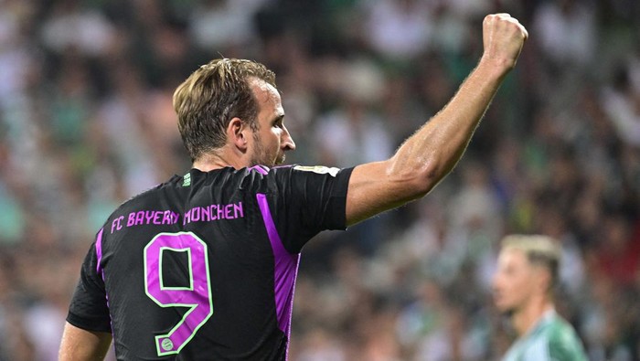 Soccer Football - Bundesliga - Werder Bremen v Bayern Munich - Weser-Stadion, Bremen, Germany - August 18, 2023
Bayern Munich's Harry Kane in action with Sven Ulreich REUTERS/Fabian Bimmer DFL REGULATIONS PROHIBIT ANY USE OF PHOTOGRAPHS AS IMAGE SEQUENCES AND/OR QUASI-VIDEO.