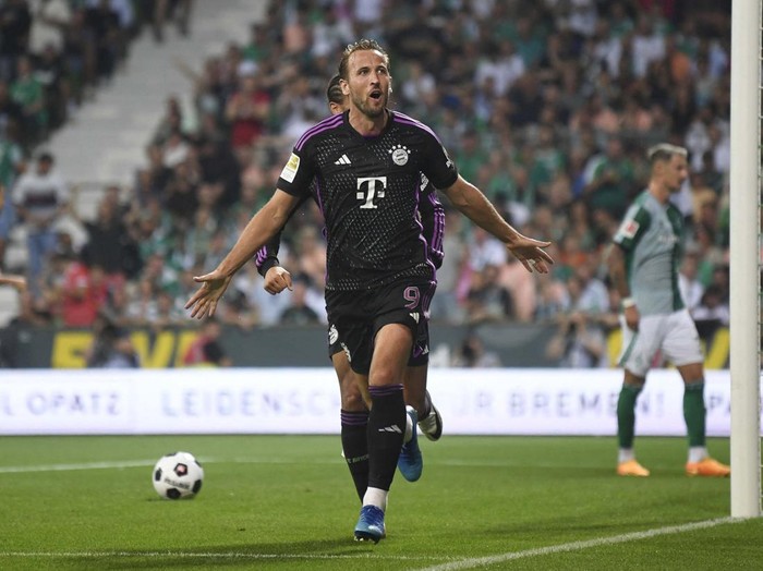 Soccer Football - Bundesliga - Werder Bremen v Bayern Munich - Weser-Stadion, Bremen, Germany - August 18, 2023
Bayern Munich's Harry Kane in action with Sven Ulreich REUTERS/Fabian Bimmer DFL REGULATIONS PROHIBIT ANY USE OF PHOTOGRAPHS AS IMAGE SEQUENCES AND/OR QUASI-VIDEO.