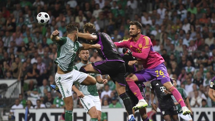 Aksi Harry Kane Bikin Gol dan Assist di Debut Bundesliga Soccer Football - Bundesliga - Werder Bremen v Bayern Munich - Weser-Stadion, Bremen, Germany - August 18, 2023
Bayern Munich's Harry Kane in action with Sven Ulreich REUTERS/Fabian Bimmer DFL REGULATIONS PROHIBIT ANY USE OF PHOTOGRAPHS AS IMAGE SEQUENCES AND/OR QUASI-VIDEO.
