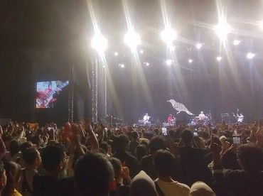 Video Nyanyi Sekeras Mungkin di Konser Asian Kung-fu Generation