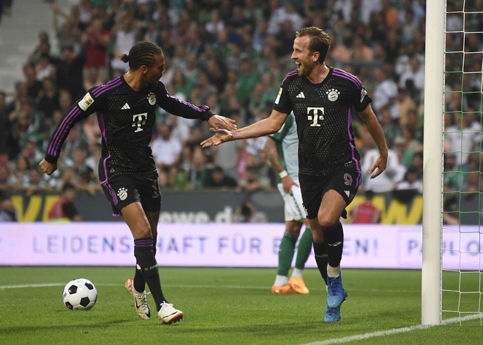 Soccer Football - Bundesliga - Werder Bremen v Bayern Munich - Weser-Stadion, Bremen, Germany - August 18, 2023 Bayern Munichs Harry Kane celebrates scoring their second goal with Leroy Sane REUTERS/Fabian Bimmer DFL REGULATIONS PROHIBIT ANY USE OF PHOTOGRAPHS AS IMAGE SEQUENCES AND/OR QUASI-VIDEO.