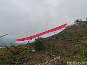 Bendera Raksasa Berkibar di Bukit Panyangrayan Tasikmalaya Bendera Raksasa Berkibar di Bukit Panyangrayan Tasikmalaya