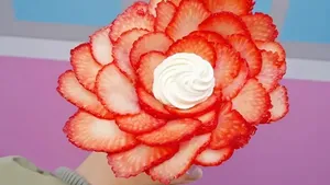 Cantik Banget! Crepe Topping Buket Buah Ini Sayang Dimakan
