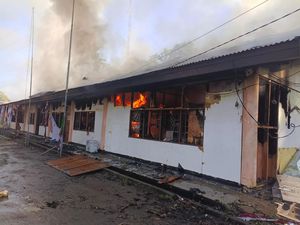 Kantor Distrik Fakfak Tengah Dibakar Orang Tak Dikenal, Polisi Selidiki Kantor Distrik Fakfak Tengah Dibakar Orang Tak Dikenal, Polisi Selidiki