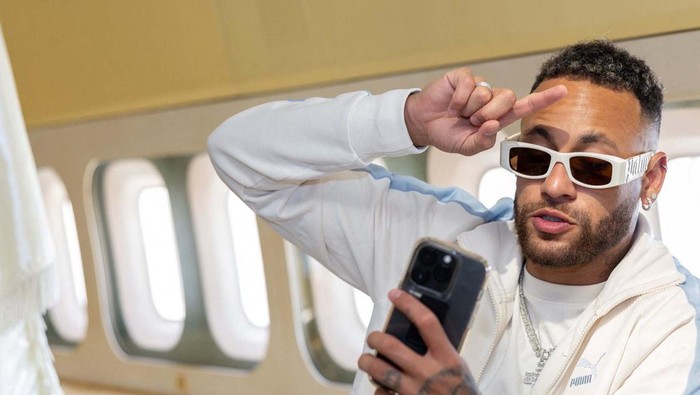 Gaya Neymar di Jet Pribadi saat Terbang ke Riyadh Soccer Football - Neymar leaves Paris on his way to Riyadh after signing for Al Hilal - Paris, France - August 18, 2023
Al Hilal's Neymar before departing for Saudi Arabia
Al Hilal Media Office/Handout via REUTERS
ATTENTION EDITORS - THIS IMAGE HAS BEEN SUPPLIED BY A THIRD PARTY. NO RESALES. NO ARCHIVES