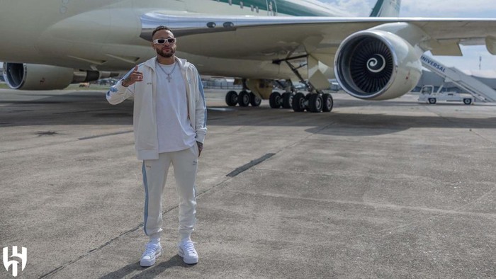 Gaya Neymar di Jet Pribadi saat Terbang ke Riyadh Soccer Football - Neymar leaves Paris on his way to Riyadh after signing for Al Hilal - Paris, France - August 18, 2023
Al Hilal's Neymar before departing for Saudi Arabia
Al Hilal Media Office/Handout via REUTERS
ATTENTION EDITORS - THIS IMAGE HAS BEEN SUPPLIED BY A THIRD PARTY. NO RESALES. NO ARCHIVES