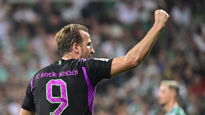 Soccer Football - Bundesliga - Werder Bremen v Bayern Munich - Weser-Stadion, Bremen, Germany - August 18, 2023 Bayern Munichs Harry Kane celebrates scoring their second goal REUTERS/Fabian Bimmer DFL REGULATIONS PROHIBIT ANY USE OF PHOTOGRAPHS AS IMAGE SEQUENCES AND/OR QUASI-VIDEO.