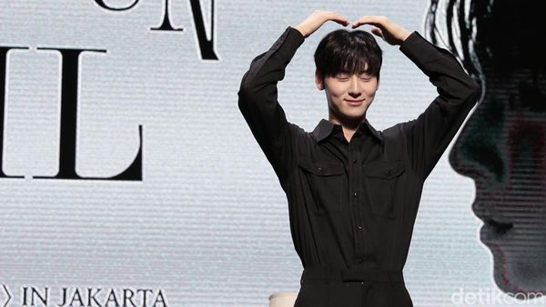 12 Foto Hwang Minhyun di Jakarta Ini Bakal Bikin Kamu Meleleh!