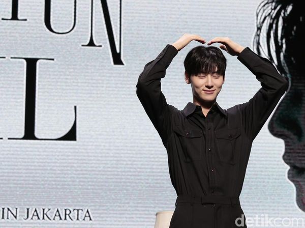 12 Foto Hwang Minhyun di Jakarta Ini Bakal Bikin Kamu Meleleh!