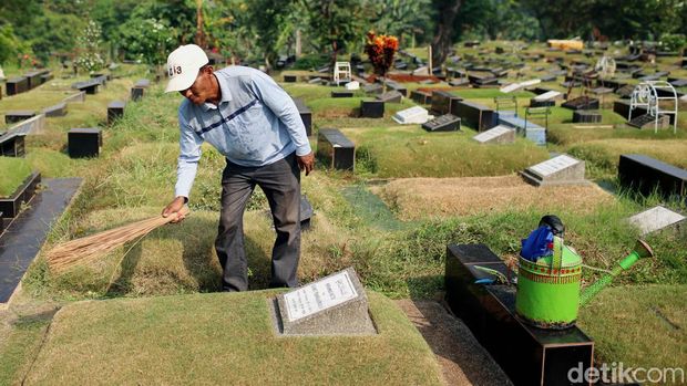 Profesinya memang tak seindah pekerja kantoran, tapi keberadaannya cukup dipertimbangkan untuk menjaga rumah masa depan. Beginilah kisahnya.