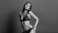 6 Gaya Seksi Jennie BLACKPINK Pamer Perut Ramping di Pemotretan Calvin Klein
