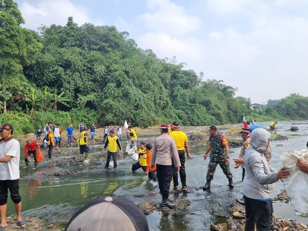 Momen Kapolresta Bogor Kota Bersih-Bersih Ciliwung Bareng Pelajar hingga Guru