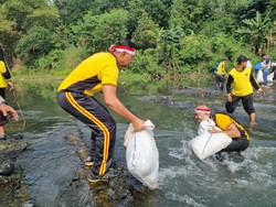 Aksi Kombes Bismo Bareng Pelajar di Kota Bogor Hijaukan Bantaran Ciliwung