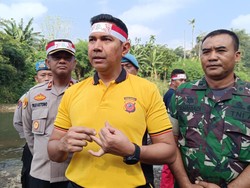 Polisi Gandeng Pelajar Terlibat Tawuran Bersih-bersih Sungai Ciliwung Bogor