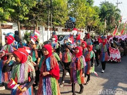 Meriahnya Karnaval Agustusan Bocah TK-SD Surabaya Pakai Kostum Daur Ulang