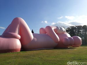 Tiketnya Gratis! Yuk Lihat Patung KAWS Sepanjang 45 Meter di Candi Prambanan Tiketnya Gratis! Yuk Lihat Patung KAWS Sepanjang 45 Meter di Candi Prambanan