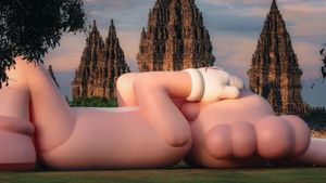 7 Jepretan Patung Raksasa KAWS Lagi Rebahan Nih di Indonesia