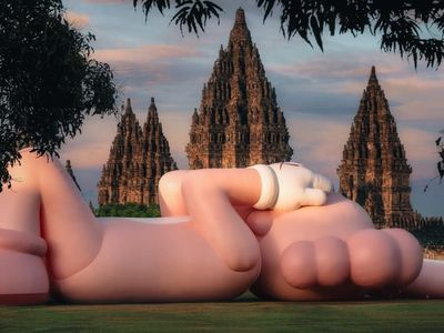 7 Jepretan Patung Raksasa KAWS Lagi Rebahan Nih di Indonesia