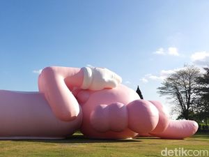 KAWS Sengaja Pakai Warna Pink Buat Patung Monumental di Candi Prambanan KAWS Sengaja Pakai Warna Pink Buat Patung Monumental di Candi Prambanan
