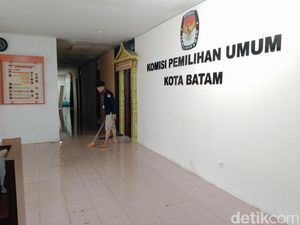 Penampakan Kantor KPU Batam Atap Bocor dan Kebanjiran