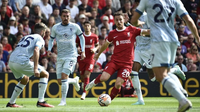 Liverpools Diogo Jota is challenged by Bournemouths Illya Zabarnyi, right, during the Premier League soccer match between Liverpool and AFC Bournemouth at Anfield, in Liverpool, England, Saturday, Aug. 19, 2023. (AP Photo/Rui Vieira)