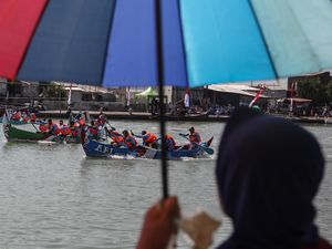Melihat Keseruan Lomba Dayung Perahu Tradisional di Semarang Melihat Keseruan Lomba Dayung Perahu Tradisional di Semarang