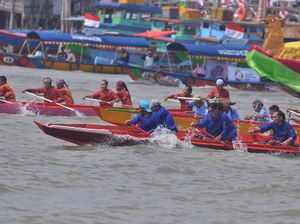 Keseruan Puncak Festival Perahu Bidar di Sungai Musi Palembang Keseruan Puncak Festival Perahu Bidar di Sungai Musi Palembang