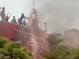 Pakistan Tangkap 120 Orang dalam Kerusuhan Buntut Tuduhan Penistaan Agama Pakistan Tangkap 120 Orang dalam Kerusuhan Buntut Tuduhan Penistaan Agama