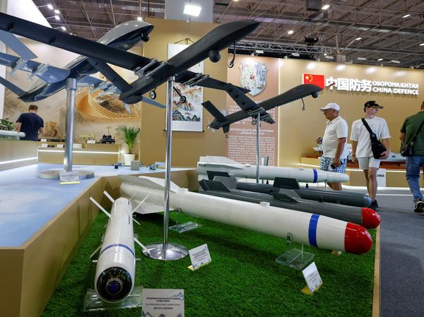 Melihat Pameran Militer Internasional di Rusia