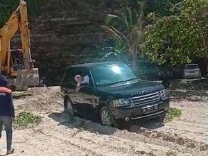 Viral Mobil Terperosok di Pantai Timbis Bali Viral Mobil Terperosok di Pantai Timbis Bali