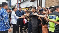 Momen Jokowi Sambangi Pasar dan Sapa Warga di Medan