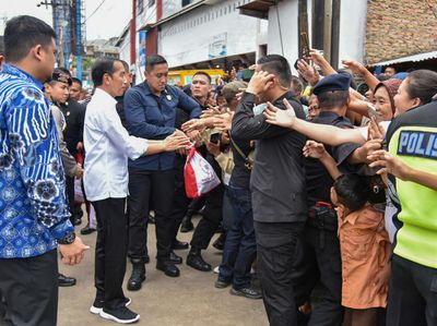 Momen Jokowi Sambangi Pasar dan Sapa Warga di Medan