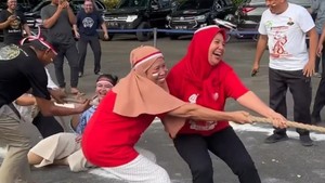 Kahiyang Ayu Ikut Lomba Tarik Tambang di Rumah Dinas Bobby, Sempat Jatuh