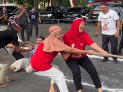 Kahiyang Ayu Ikut Lomba Tarik Tambang di Rumah Dinas Bobby, Sempat Jatuh
