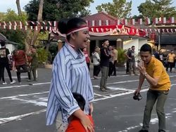 Pelukan Ketua Nahyan untuk Kahiyang yang Jatuh saat Tarik Tambang