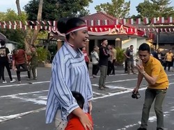 Pelukan Ketua Nahyan untuk Kahiyang yang Jatuh saat Tarik Tambang