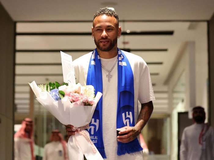 Soccer Football - Neymar arrives in Riyadh after signing for Al Hilal - King Khalid International Airport, Riyadh, Saudi Arabia - August 18, 2023
Al-Hilal's Neymar signs autographs to fans upon arrival REUTERS/Ahmed Yosri