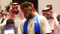 Neymar melayani permintaan tanda tangan penggemarnya.  