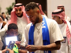 Neymar melayani permintaan tanda tangan penggemarnya.  