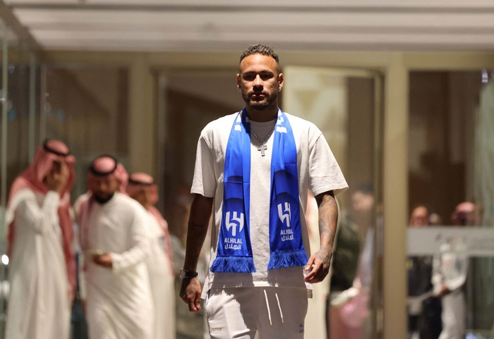 Momen Neymar Mendarat di Riyadh Arab Saudi Soccer Football - Neymar arrives in Riyadh after signing for Al Hilal - King Khalid International Airport, Riyadh, Saudi Arabia - August 18, 2023
Al-Hilal's Neymar signs autographs to fans upon arrival REUTERS/Ahmed Yosri